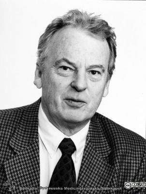 Professor Erik Persson.
Professor Erik Persson. Blev professor i fysiologi i Lund 1986, sedan professor i fysiologi i Uppsala 1996. Var njurfysiolog.  Bildkälla UB Lund 2020, H. Westlings arkiv. Publicerad på sidan 40 i Emmelin m.fl. (1997) "Fysiologi i Lund under 100 år”. Årsbok, Lunds universitetshistoriska sällskap.
Nyckelord: Fysiologisk institution;Medicinska fakulteten;Universitetet i Lund