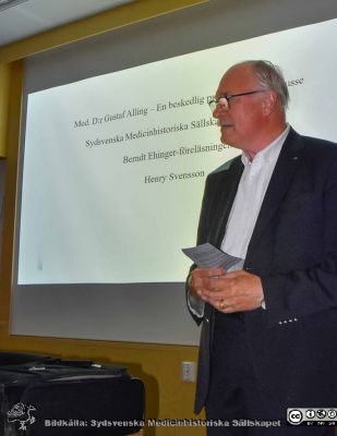 Stefan Leander, ordförande i Sydsvenska Medicinhistoriska Sällskapet
Stefan Leander, ordförande i Sydsvenska Medicinhistoriska Sällskapet, öppnar Berndt Ehinger-föreläsningen 2023-09-04. Den hölls av plastikkirurgen docent Henry Svensson och hade titeln "Med. D:r Gustaf Alling, en beskedlig pumas uppburne husse". Foto Anders Widell.
