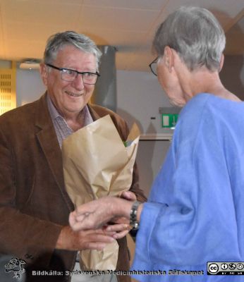 Berndt Ehinger uppvaktas av Birgitta Castor
Berndt Ehinger uppvaktas av Birgitta Castor inför föreläsningen i hans namn 2023-09-04 för Sydsvenska Medicinhistoriska Sällskapet. Foto Anders Widell.
Nyckelord: Sydsvenska Medicinhistoriska Sällskapet;Hedersföreläsning;SMHS