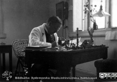 Bilder från histologiska avdelningen på anatomiska institutionen i Lund år 1923
Fotoalbum märkt 1923 på första bladet. Det innehåller bilder från dåvarande histologiska avdelningen på anatomiska institutionen i Lund på Biskopsgatan 7. Bildtext: "Propheten", dvs Torsten Hellman. Bildkälla Stiftelsen Locus Medicus Lundensis 250317. Fotograf okänd.
Nyckelord: Professor;Histologiska avdelningen;Anatomiska Institutionen;Locus Medicus Lundensis;Stiftelse;Medicinska fakulteten i Lund;Lunds universitet