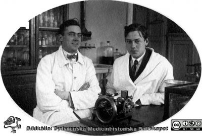 Fotoalbum tillägnat Professor Torsten Hellman Från Tacksamma Lärjungar 3.4.1924. 
Fotoalbum tillägnat Professor Torsten Hellman Från Tacksamma Lärjungar 3.4.1924. 
Bildtext: "Egon Ydén, Sten Hellberg".
De sitter vid en laboratoriebänk med en mikrotom för att snitta vävnadspreparat för mikroskopi.
Nyckelord: Histologiska avdelningen;Anatomiska Institutionen;Medicinska fakulteten i Lund;Universitet;Lunds universitet;Locus Medicus Lundensis;Kurslaboration