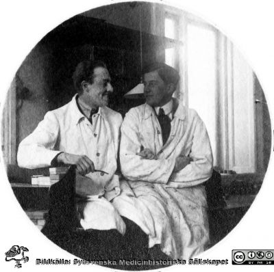 Fotoalbum tillägnat Professor Torsten Hellman Från Tacksamma Lärjungar 3.4.1924. 
Fotoalbum tillägnat Professor Torsten Hellman Från Tacksamma Lärjungar 3.4.1924. 
Bildtext: "Agne Löwegren, Erik Linde".
Nyckelord: Histologiska avdelningen;Anatomiska Institutionen;Medicinska fakulteten i Lund;Locus Medicus Lundensis;Kurslaboration