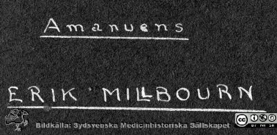 1928 års histologikurs i Lund
Fotoalbum märkt Histologikursen anno 1928. 
Detta album innehåller bilder från dåvarande histologiska avdelningen på anatomiska institutionen i Lund på Biskopsgatan 7. Liksom de övriga i serien skapades det av kursdeltagarna och tillägnades kursledaren, professor Torsten Hellman, som uppskattning av hans lärargärning. Bildtext "Amanuens Erik Millbourn". Denna blev senare överläkare och chef på kirurgiska kliniken i Kalmar.  
Bildkälla Stiftelsen Locus Medicus Lundensis 250317.
Nyckelord: Locus Medicus Lundensis;Medicinska fakulteten i Lund;Histologiska avdelningen;Sydsvenska Medicinhistoriska Sällskapet;SMHS;Anatomiska Institutionen;Studenter;Lärare