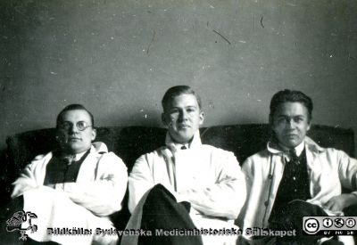 1928 års kurs i histologi i Lund
Fotoalbum märkt Histologikursen anno 1928. 
Detta album innehåller bilder från dåvarande histologiska avdelningen på anatomiska institutionen i Lund på Biskopsgatan 7. Liksom de övriga i serien skapades det av kursdeltagarna och tillägnades kursledaren, professor Torsten Hellman, som uppskattning av hans lärargärning. Bilden visar tre kursamanunerser, "Eoner". Från vänster Henry Dahlin, Hjalmar Sjövall och Fredrick Koch enligt bildtext. 
Bildkälla Stiftelsen Locus Medicus Lundensis 250317.
Nyckelord: Locus Medicus Lundensis;Medicinska fakulteten i Lund;Histologiska avdelningen;Sydsvenska Medicinhistoriska Sällskapet;SMHS;Anatomiska Institutionen;Studenter;Lärare
