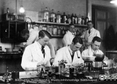 1928 års kurs i histologi i Lund
Fotoalbum märkt Histologikursen anno 1928. 
Detta album innehåller bilder från dåvarande histologiska avdelningen på anatomiska institutionen i Lund på Biskopsgatan 7. Liksom de övriga i serien skapades det av kursdeltagarna och tillägnades kursledaren, professor Torsten Hellman, som uppskattning av hans lärargärning. Bildentext ovanför "Sjövall, Gerle, Roth" dvs amanuensen Hjalmar Sjövall plus studenterna Bo Gerle och John Roth. Nedanför: "Olof Helander, Assar Olsson, Helge Åkesson.
Bildkälla Stiftelsen Locus Medicus Lundensis 250317.
Nyckelord: Locus Medicus Lundensis;Medicinska fakulteten i Lund;Histologiska avdelningen;Sydsvenska Medicinhistoriska Sällskapet;SMHS;Anatomiska Institutionen;Studenter;Lärare