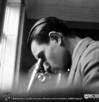 1928 års kurs i histologi i Lund
Fotoalbum märkt Histologikursen anno 1928. 
Detta album innehåller bilder från dåvarande histologiska avdelningen på anatomiska institutionen i Lund på Biskopsgatan 7. Liksom de övriga i serien skapades det av kursdeltagarna och tillägnades kursledaren, professor Torsten Hellman, som uppskattning av hans lärargärning. Bildtext nedanför: "Leopold Kaminkowitz". 
Bildkälla Stiftelsen Locus Medicus Lundensis 250317.
Nyckelord: Locus Medicus Lundensis;Medicinska fakulteten i Lund;Histologiska avdelningen;Sydsvenska Medicinhistoriska Sällskapet;SMHS;Anatomiska Institutionen;Studenter