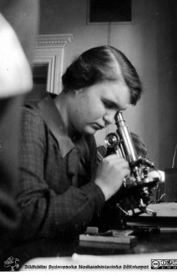 1928 års kurs i histologi i Lund
Fotoalbum märkt Histologikursen anno 1928. 
Detta album innehåller bilder från dåvarande histologiska avdelningen på anatomiska institutionen i Lund på Biskopsgatan 7. Liksom de övriga i serien skapades det av kursdeltagarna och tillägnades kursledaren, professor Torsten Hellman, som uppskattning av hans lärargärning. Bildtext nedanför: "Hedvig Adlercreutz". Foto vid ett kursmikroskop. 
Bildkälla Stiftelsen Locus Medicus Lundensis 250317.
Nyckelord: Locus Medicus Lundensis;Medicinska fakulteten i Lund;Histologiska avdelningen;Sydsvenska Medicinhistoriska Sällskapet;SMHS;Anatomiska Institutionen;Studenter
