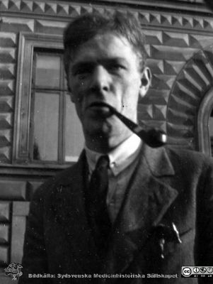 1928 års kurs i histologi i Lund
Fotoalbum märkt Histologikursen anno 1928. 
Detta album innehåller bilder från dåvarande histologiska avdelningen på anatomiska institutionen i Lund på Biskopsgatan 7. Liksom de övriga i serien skapades det av kursdeltagarna och tillägnades kursledaren professor Torsten Hellman som uppskattning av hans lärargärning. Bildtext nedanför: "Inge Gjötlén". 
Bildkälla Stiftelsen Locus Medicus Lundensis 250317.
Nyckelord: Locus Medicus Lundensis;Medicinska fakulteten i Lund;Histologiska avdelningen;Sydsvenska Medicinhistoriska Sällskapet;SMHS;Anatomiska Institutionen;Studenter;Lärare