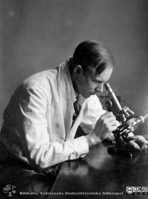 1928 års kurs i histologi i Lund
Fotoalbum märkt Histologikursen anno 1928. 
Detta album innehåller bilder från dåvarande histologiska avdelningen på anatomiska institutionen i Lund på Biskopsgatan 7. Liksom de övriga i serien skapades det av kursdeltagarna och tillägnades kursledaren professor Torsten Hellman som uppskattning av hans lärargärning. Bildtext ovanför "De långe" och nedanför: "Harry Johansson". Student vid kursmikroskop.
Bildkälla Stiftelsen Locus Medicus Lundensis 250317.
Nyckelord: Locus Medicus Lundensis;Medicinska fakulteten i Lund;Histologiska avdelningen;Sydsvenska Medicinhistoriska Sällskapet;SMHS;Anatomiska Institutionen;Studenter;Lärare