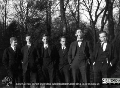 1928 års kurs i histologi i Lund
Fotoalbum märkt Histologikursen anno 1928. 
Detta album innehåller bilder från dåvarande histologiska avdelningen på anatomiska institutionen i Lund på Biskopsgatan 7. Liksom de övriga i serien skapades det av kursdeltagarna och tillägnades kursledaren professor Torsten Hellman som uppskattning av hans lärargärning. Bildtext från vänster "Albert Larsson, Bo Gerle, Henry Månsson, Tage Arvidsson, Knut Linderoth, Göran Gerner". Foto troligen i parken utanför anatomiska institutionen.
Bildkälla Stiftelsen Locus Medicus Lundensis 250317.
Nyckelord: Locus Medicus Lundensis;Medicinska fakulteten i Lund;Histologiska avdelningen;Sydsvenska Medicinhistoriska Sällskapet;SMHS;Anatomiska Institutionen;Studenter;Lärare