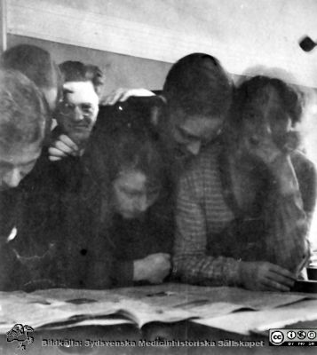 1928 års kurs i histologi i Lund
Fotoalbum märkt Histologikursen anno 1928. 
Detta album innehåller bilder från dåvarande histologiska avdelningen på anatomiska institutionen i Lund på Biskopsgatan 7. Liksom de övriga i serien skapades det av kursdeltagarna och tillägnades kursledaren professor Torsten Hellman som uppskattning av hans lärargärning. Bildtext  "Paus". Okända studenter, minst två kvinnor.
Bildkälla Stiftelsen Locus Medicus Lundensis 250317.
Nyckelord: Locus Medicus Lundensis;Medicinska fakulteten i Lund;Histologiska avdelningen;Sydsvenska Medicinhistoriska Sällskapet;SMHS;Anatomiska Institutionen;Studenter