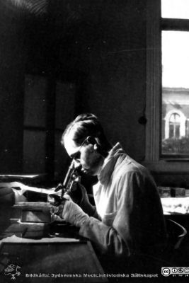 Fotoalbum tillägnat Professor Torsten Hellman 1929
Fotoalbum tillägnat Professor Torsten Hellman med tacksamhet och vördnad från histologikursen 1929. Bildtext "Ask". Han har vänstra handen i bandage. Troligen amanuensen Olof Ask (1909 - 1988) vid mikroskopet i mikroskoperingssalen. Han disputerade 1941 på en avhandling om ryggradens embryologi och slutade som överläkare med ansvar för den medicinska vården på St Lars sjukhus i Lund.
Nyckelord: Anatomiska Institutionen;Histologiska avdelningen;Mikroskoperingssal;Lärare;Locus Medicus Lundensis;Medicinska fakulteten i Lund