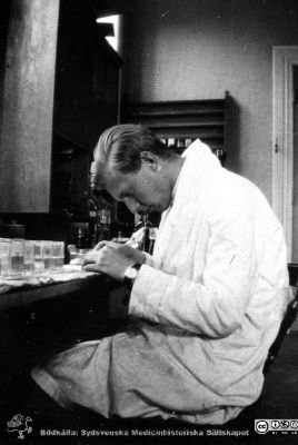 Fotoalbum tillägnat Professor Torsten Hellman 1929.
Fotoalbum tillägnat Professor Torsten Hellman med tacksamhet och vördnad från histologikursen 1929. Bildtext "Olle Edfelt", tillnamn "Pekka". 
Född 1908, lungläkare, sedan 1953 överläkare och styresman för Orupssjukhuset i Höör.
Nyckelord: Histologiska avdelningen;Anatomiska Institutionen;Medicinska fakulteten i Lund;Locus Medicus Lundensis. Universitet;MAS;USiL