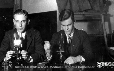 Fotoalbum tillägnat Professor Torsten Hellman 1929.
Fotoalbum tillägnat Professor Torsten Hellman med tacksamhet och vördnad från histologikursen 1929. Bildtext "Anders Wenckert. Sommar Bruzelius". 
Rimligen kursdeltagare vid  histologiska avdelningen. Båda blev senare disputerade kirurger i Malmö respektive Lund. Anders Wenckert (1909 - 1984), disputerad 1959, klinisk lärare på MAS sedan 1959. 
Sommar Bruzelius (1909 - 1999) disputerad 1945 i Lund och sedan 1957 överläkare i kirurgi i Västerås.
Nyckelord: Histologiska avdelningen;Anatomiska Institutionen;Medicinska fakulteten i Lund;Locus Medicus Lundensis. Universitet;MAS;USiL