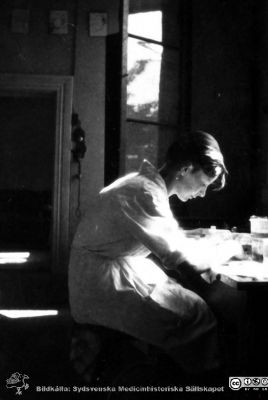 Fotoalbum tillägnat Professor Torsten Hellman 1929
Fotoalbum tillägnat Professor Torsten Hellman med tacksamhet och vördnad från histologikursen 1929. Bildtext "Inga Sundewall". 
Rimligen kursdeltagare  i kurslaboratoriet i färd med att göra mikroskopipreparat.
Nyckelord: Histologiska avdelningen;Anatomiska Institutionen;Medicinska fakulteten i Lund;Locus Medicus Lundensis;Universitet;Kurslaboration