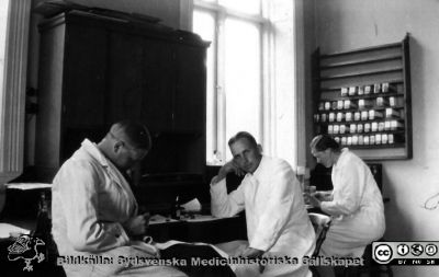 Fotoalbum tillägnat Professor Torsten Hellman 1929
Fotoalbum tillägnat Professor Torsten Hellman med tacksamhet och vördnad från histologikursen 1929. Bildtext "Hans Österlind. Cavallin. Marianne Lindsten". 
Rimligen kursdeltagare i kurslaboratoriet vid en arbetsbänk.
Nyckelord: Histologiska avdelningen;Anatomiska Institutionen;Medicinska fakulteten i Lund;Locus Medicus Lundensis;Universitet;Kurslaboration