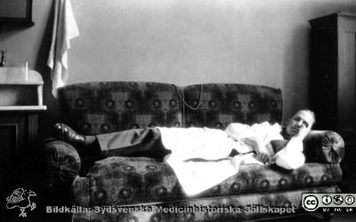 Fotoalbum tillägnat Professor Torsten Hellman 1929
Fotoalbum tillägnat Professor Torsten Hellman med tacksamhet och vördnad från histologikursen 1929. Bildtext "Knut Cavallin". 
Histologikursen kunde uppenbarligen vara tröttande. Soffan på professor Hellmans rum stod vid behov till förfogande.
Nyckelord: Histologiska avdelningen;Anatomiska Institutionen;Medicinska fakulteten i Lund;Locus Medicus Lundensis;Universitet;Kurslaboration;Vilopaus