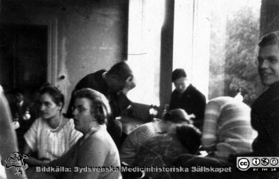 Fotoalbum tillägnat Professor Torsten Hellman 1929.
Fotoalbum tillägnat Professor Torsten Hellman med tacksamhet och vördnad från histologikursen 1929. 
Sociala delen i detta album. Bildtext "Onni Ahlman. Anna Andersson.Bruzelius". Sommar Bruzelius disputerade 1945 på kirurgen i Lund och slutade som klinikchef på kirurgen i Västerås.
Nyckelord: Histologiska avdelningen;Anatomiska Institutionen;Locus Medicus Lundensis;Medicinska fakulteten i Lund;Universitet;Socialt liv