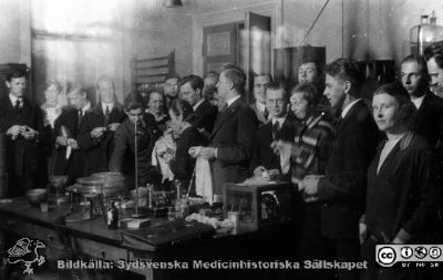 Fotoalbum tillägnat Professor Torsten Hellman 1929.
Fotoalbum tillägnat Professor Torsten Hellman med tacksamhet och vördnad från histologikursen 1929. 
Sociala delen i detta album. Bildtext "Glastorkning".
Nyckelord: Histologiska avdelningen;Anatomiska Institutionen;Locus Medicus Lundensis;Medicinska fakulteten i Lund;Universitet;Socialt liv
