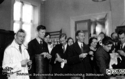 Fotoalbum tillägnat Professor Torsten Hellman 1929.
Fotoalbum tillägnat Professor Torsten Hellman med tacksamhet och vördnad från histologikursen 1929. 
Sociala delen i detta album. Bildtext "Mera glastorkning".
Nyckelord: Histologiska avdelningen;Anatomiska Institutionen;Locus Medicus Lundensis;Medicinska fakulteten i Lund;Universitet;Socialt liv