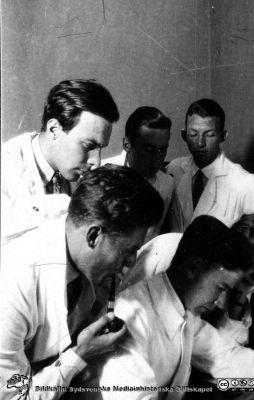 Fotoalbum tillägnat Professor Torsten Hellman 1929.
Fotoalbum tillägnat Professor Torsten Hellman med tacksamhet och vördnad från histologikursen 1929. 
Sociala delen i detta album. Bildtext "Timskrivning". Oklart vad detta var.
Nyckelord: Histologiska avdelningen;Anatomiska Institutionen;Locus Medicus Lundensis;Medicinska fakulteten i Lund;Universitet;Socialt liv