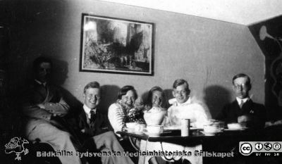 Fotoalbum tillägnat Professor Torsten Hellman 1929.
Fotoalbum tillägnat Professor Torsten Hellman med tacksamhet och vördnad från histologikursen 1929. Bildtext "Centralkroppen. Vila". Rimligen studenter på histologiska avdelningen på anatomiska institutionen i Lund.  
Bildkälla Stiftelsen Locus Medicus Lundensis 250317. Fotograf okänd.
Nyckelord: Anatomiska Institutionen;Histologiska avdelningen;Mikroskoperingssal;Lärare;Locus Medicus Lundensis;Medicinska fakulteten i Lund