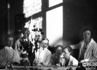 Fotoalbum tillägnat Professor Torsten Hellman 1929.
Fotoalbum tillägnat Professor Torsten Hellman med tacksamhet och vördnad från histologikursen 1929. Bildtext "Kafferaster". Rimligen studenter på histologiska avdelningen på anatomiska institutionen i Lund. Underexponerad bildförlaga som blivit tråkigt "förbättrad". 
Bildkälla Stiftelsen Locus Medicus Lundensis 250317. Fotograf okänd.
Nyckelord: Anatomiska Institutionen;Histologiska avdelningen;Mikroskoperingssal;Lärare;Locus Medicus Lundensis;Medicinska fakulteten i Lund