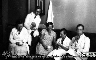 Fotoalbum tillägnat Professor Torsten Hellman 1929.
Fotoalbum tillägnat Professor Torsten Hellman med tacksamhet och vördnad från histologikursen 1929. Bildtext "Centralkroppen. Kafferast". Rimligen studenter  i professor Hellmans arbetsrum och soffa på histologiska avdelningen på anatomiska institutionen i Lund.  
Bildkälla Stiftelsen Locus Medicus Lundensis 250317. Fotograf okänd.
Nyckelord: Anatomiska Institutionen;Histologiska avdelningen;Mikroskoperingssal;Lärare;Locus Medicus Lundensis;Medicinska fakulteten i Lund