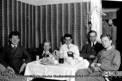 Fotoalbum tillägnat Professor Torsten Hellman 1929.
Fotoalbum tillägnat Professor Torsten Hellman med tacksamhet och vördnad från histologikursen 1929. Bildtext "Mödans lön". Rimligen studenter i kaffepaus på histologiska avdelningen på anatomiska institutionen i Lund.  Notera teatersvärdet som studenten längst till höger håller i sitt knä. En spexare?
Bildkälla Stiftelsen Locus Medicus Lundenisis 250317. Fotograf okänd.
Nyckelord: Anatomiska Institutionen;Histologiska avdelningen;Mikroskoperingssal;Lärare;Locus Medicus Lundensis;Medicinska fakulteten i Lund
