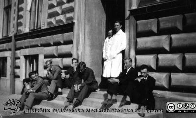 Fotoalbum tillägnat Professor Torsten Hellman 1929.
Fotoalbum tillägnat Professor Torsten Hellman med tacksamhet och vördnad från histologikursen 1929. Bildtext "Paus på trappan". Rimligen studenter  och kanske amanuenser (de är inte identifierade) på histologiska avdelningen på anatomiska institutionen i Lund.  
Bildkälla Stiftelsen Locus Medicus Lundensis 250317. Fotograf okänd.
Nyckelord: Anatomiska Institutionen;Histologiska avdelningen;Lärare;Locus Medicus Lundensis;Medicinska fakulteten i Lund