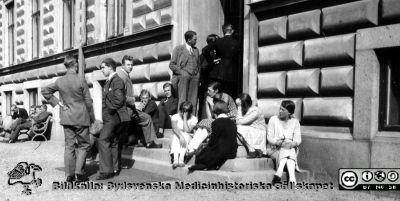 Fotoalbum tillägnat Professor Torsten Hellman 1929.
Fotoalbum tillägnat Professor Torsten Hellman med tacksamhet och vördnad från histologikursen 1929. Bildtext "Paus på trappan". Rimligen medicine studerande på histologiska avdelningen på anatomiska institutionen i Lund.  
Bildkälla Stiftelsen Locus Medicus Lundensis 250317. Fotograf okänd.
Nyckelord: Anatomiska Institutionen;Histologiska avdelningen;Mikroskoperingssal;Lärare;Locus Medicus Lundensis;Medicinska fakulteten i Lund