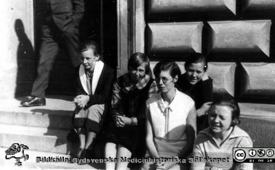 Fotoalbum tillägnat Professor Torsten Hellman 1929.
Fotoalbum tillägnat Professor Torsten Hellman med tacksamhet och vördnad från histologikursen 1929. Bildtext saknas. Rimligen medicine studerande på histologiska avdelningen vid entrén till anatomiska institutionen i Lund.  
Bildkälla Stiftelsen Locus Medicus Lundensis 250317. Fotograf okänd.
Nyckelord: Anatomiska Institutionen;Histologiska avdelningen;Mikroskoperingssal;Lärare;Locus Medicus Lundensis;Medicinska fakulteten i Lund