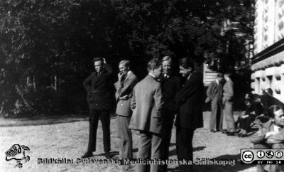 Fotoalbum tillägnat Professor Torsten Hellman 1929.
Fotoalbum tillägnat Professor Torsten Hellman med tacksamhet och vördnad från histologikursen 1929. Bildtext saknas. Rimligen medicine studerande på histologiska avdelningen vid entrén till anatomiska institutionen i Lund.  Visst verkar det vara vårsol som lyser.
Bildkälla Stiftelsen Locus Medicus Lundensis 250317. Fotograf okänd.
Nyckelord: Anatomiska Institutionen;Histologiska avdelningen;Mikroskoperingssal;Lärare;Locus Medicus Lundensis;Medicinska fakulteten i Lund