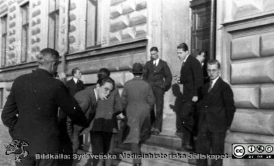 Fotoalbum tillägnat Professor Torsten Hellman 1929.
Fotoalbum tillägnat Professor Torsten Hellman med tacksamhet och vördnad från histologikursen 1929. Bildtext saknas. Rimligen medicine studerande på histologiska avdelningen vid entrén till anatomiska institutionen i Lund.  Visst verkar det vara vårsol som lyser.
Bildkälla Stiftelsen Locus Medicus Lundensis 250317. Fotograf okänd.
Nyckelord: Anatomiska Institutionen;Histologiska avdelningen;Mikroskoperingssal;Lärare;Locus Medicus Lundensis;Medicinska fakulteten i Lund