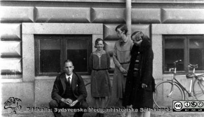 Fotoalbum tillägnat Professor Torsten Hellman 1929.
Fotoalbum tillägnat Professor Torsten Hellman med tacksamhet och vördnad från histologikursen 1929. Bildtext saknas. Rimligen medicine studerande på histologiska avdelningen vid entrén till anatomiska institutionen i Lund.  
Bildkälla Stiftelsen Locus Medicus Lundensis 250317. Fotograf okänd.
Nyckelord: Anatomiska Institutionen;Histologiska avdelningen;Mikroskoperingssal;Lärare;Locus Medicus Lundensis;Medicinska fakulteten i Lund