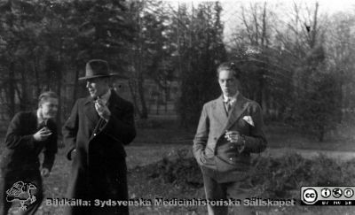 Fotoalbum tillägnat Professor Torsten Hellman 1929.
Fotoalbum tillägnat Professor Torsten Hellman med tacksamhet och vördnad från histologikursen 1929. Bildtext saknas. Rimligen medicine studerande på histologiska avdelningen, kanske i parken vid  anatomiska institutionen i Lund.  
Bildkälla Stiftelsen Locus Medicus Lundensis 250317. Fotograf okänd.
Nyckelord: Anatomiska Institutionen;Histologiska avdelningen;Mikroskoperingssal;Lärare;Locus Medicus Lundensis;Medicinska fakulteten i Lund
