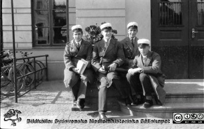 Fotoalbum tillägnat Professor Torsten Hellman 1929.
Fotoalbum tillägnat Professor Torsten Hellman med tacksamhet och vördnad från histologikursen 1929. Bildtext saknas. Rimligen nybakade lundastudenter i skinande nya mössor.  Foto på okänd plats, inte vid anatomiska institutionen som övriga bilder i detta fotoalbum.
Bildkälla Stiftelsen Locus Medicus Lundensis 250317. Fotograf okänd.
Nyckelord: Studenter;Lunds universitet