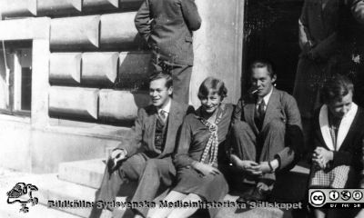 Fotoalbum tillägnat Professor Torsten Hellman 1929.
Fotoalbum tillägnat Professor Torsten Hellman med tacksamhet och vördnad från histologikursen 1929. Bildtext "Nelly". Rimligen medicine studeranden på intrétrappan till anatomiska institutionen i Lund
Bildkälla Stiftelsen Locus Medicus Lundensis 250317. Fotograf okänd.
Nyckelord: Anatomiska Institutionen;Histologiska avdelningen;Studenter;Locus Medicus Lundensis;Medicinska fakulteten i Lund