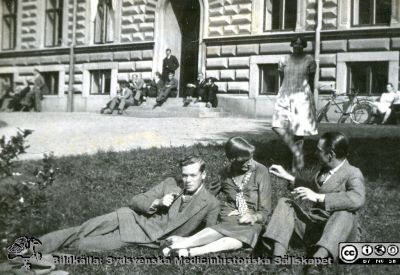 Fotoalbum tillägnat Professor Torsten Hellman 1929
Fotoalbum tillägnat Professor Torsten Hellman med tacksamhet och vördnad från histologikursen 1929. Bildtext "Nelly". Rimligen Nelly Håkansson tillsammans med medicine studeranden i parken framför entrétrappan till anatomiska institutionen i Lund en vårlig dag.
Bildkälla Stiftelsen Locus Medicus Lundensis 250317. Fotograf okänd.
Nyckelord: Anatomiska Institutionen;Histologiska avdelningen;Studenter;Locus Medicus Lundensis;Medicinska fakulteten i Lund
