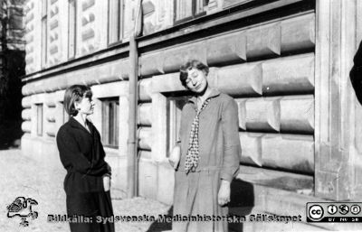 Fotoalbum tillägnat Professor Torsten Hellman 1929.
Fotoalbum tillägnat Professor Torsten Hellman med tacksamhet och vördnad från histologikursen 1929. Bildtext "Mera Nelly". Rimligen medicine studeranden framför intrétrappan till anatomiska institutionen i Lund en vårlig dag.
Bildkälla Stiftelsen Locus Medicus Lundensis 250317. Fotograf okänd.
Nyckelord: Anatomiska Institutionen;Histologiska avdelningen;Studenter;Locus Medicus Lundensis;Medicinska fakulteten i Lund