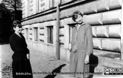 Fotoalbum tillägnat Professor Torsten Hellman 1929.
Fotoalbum tillägnat Professor Torsten Hellman med tacksamhet och vördnad från histologikursen 1929. Bildtext "Mera Nelly". Rimligen medicine studeranden framför entrétrappan till anatomiska institutionen i Lund en vårlig dag.
Bildkälla Stiftelsen Locus Medicus Lundensis 250317. Fotograf okänd.
Nyckelord: Anatomiska Institutionen;Histologiska avdelningen;Studenter;Locus Medicus Lundensis;Medicinska fakulteten i Lund