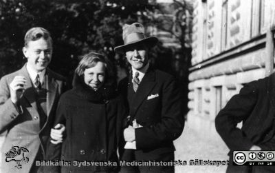 Fotoalbum tillägnat Professor Torsten Hellman 1929.
Fotoalbum tillägnat Professor Torsten Hellman med tacksamhet och vördnad från histologikursen 1929. Bildtext "N. K.". Rimligen medicine studeranden framför intrétrappan till anatomiska institutionen i Lund en vårlig men sval dag. Kanske kand. Carl-Erik Uddenberg till vänster i bild?
Bildkälla Stiftelsen Locus Medicus Lundensis 250317. Fotograf okänd.
Nyckelord: Anatomiska Institutionen;Histologiska avdelningen;Lärare;Locus Medicus Lundensis;Medicinska fakulteten i Lund