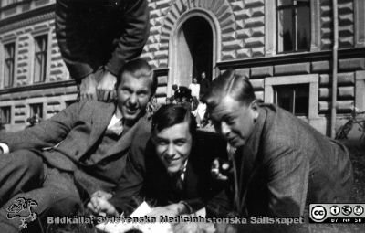 Fotoalbum tillägnat Professor Torsten Hellman 1929.
Fotoalbum tillägnat Professor Torsten Hellman med tacksamhet och vördnad från histologikursen 1929. Bildtext "N. K.". Rimligen medicine studeranden framför intrétrappan till anatomiska institutionen i Lund en vårlig men sval dag. Möjligen Carl-Erik Uddenberg till höger närmast kameran.
Bildkälla Stiftelsen Locus Medicus Lundensis 250317. Fotograf okänd.
Nyckelord: Anatomiska Institutionen;Histologiska avdelningen;Medicine studerande;Locus Medicus Lundensis;Medicinska fakulteten i Lund