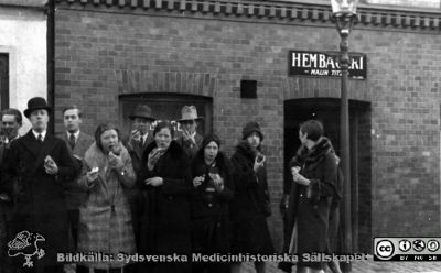 Fotoalbum tillägnat Professor Torsten Hellman 1929.
Fotoalbum tillägnat Professor Torsten Hellman med tacksamhet och vördnad från histologikursen 1929. Bildtext "Foramen Nutritium". Detta hembageri lär ha legat på andra sidan gatan sett från anatomiska institutionen. Rimligen medicine studeranden på histologiska avdelningen en vårlig men sval dag. 
Bildkälla Stiftelsen Locus Medicus Lundensis 250317. Fotograf okänd.
Nyckelord: Anatomiska Institutionen;Histologiska avdelningen;Medicine studerande;Locus Medicus Lundensis;Medicinska fakulteten i Lund;Hembageri