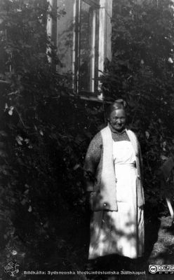 Fotoalbum tillägnat Professor Torsten Hellman 1929
Fotoalbum tillägnat Professor Torsten Hellman med tacksamhet och vördnad från histologikursen 1929. Bildtext "Kerstin". Rimligen tjänstekvinna på  histologiska avdelningen. Foto utanför anatomiska institutionen. 
Bildkälla Stiftelsen Locus Medicus Lundensis 250317. Fotograf okänd.
Nyckelord: Anatomiska Institutionen;Histologiska avdelningen;Medicinska fakulteten i Lund;Locus Medicus Lundensis;Universitetet i Lund