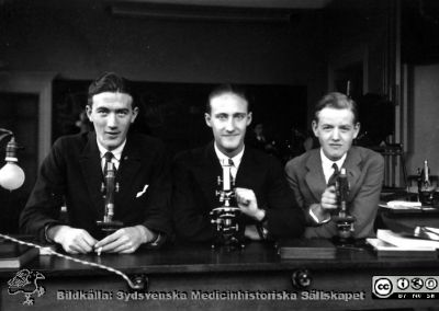 Fotoalbum från histologikursen 1931
Fotoalbum från histologikursen 1931. Bildtext "Jönsson, Grimlund, Lindholm".  Tre medicine studerande i mikroskoperingssalen. Kanske är det Gösta Jönsson (1909-1978) längst till vänster i bilden, senare professor i kirurgi i Lund, särskilt urologisk kirurgi. 
Bildkälla Stiftelsen Locus Medicus Lundensis 250317. Sydsvenska Medicinhistoriska Sällskapet / SMHS. Fotograf okänd.
Nyckelord: Histologiska avdelningen;Anatomiska Institutionen;Locus Medicus Lundensis;Medicinska fakulteten i Lund;Medicine studerande;Elever