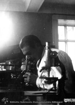 Fotoalbum från histologikursen 1931
Fotoalbum från histologikursen 1931. Bildtext "Pan mikroskoperar". En okänd amanuens (Nordström, Jerre eller Lange) i stora föreläsningssalen på anatomiska institutionen i Lund. 
Bildkälla Stiftelsen Locus Medicus Lundensis 250317. Sydsvenska Medicinhistoriska Sällskapet / SMHS. Fotograf okänd.
Nyckelord: Medicine studerande;Histologiska avdelningen;Anatomiska Institutionen;Fföreläsningssal;Medicinska fakulteten i Lund;Locus Medicus Lundensis;Universitetet i Lund