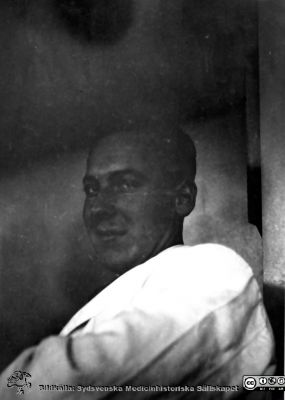 Fotoalbum från histologikursen i Lund 1931
Fotoalbum från histologikursen 1931. Bildtext "Smålands nation har haft fest". Foto kanske i histologiska avdelningens föreläsningssal på anatomiska institutionen i Lund. 
Bildkälla Stiftelsen Locus Medicus Lundensis 250317. Sydsvenska Medicinhistoriska Sällskapet / SMHS. Fotograf okänd.
Nyckelord: Medicine studerande;Histologiska avdelningen;Anatomiska Institutionen;Medicinska fakulteten i Lund;Locus Medicus Lundensis;Universitetet i Lund