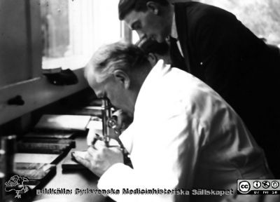 Fotoalbum från histologikursen i Lund 1931
Fotoalbum från histologikursen 1931. Bildtext "Ja.....h! Professor Torsten Hellman hjälper en student i mikroskoperingssalen på anatomiska institutionen i Lund. 
Bildkälla Stiftelsen Locus Medicus Lundensis 250317. Sydsvenska Medicinhistoriska Sällskapet / SMHS. Fotograf okänd.
Nyckelord: -Medicine studerande;Histologiska avdelningen;Anatomiska Institutionen;Medicinska fakulteten i Lund;Locus Medicus Lundensis;Universitetet i Lund;Föreläsningssal