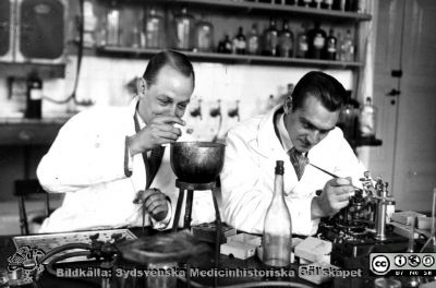 Fotoalbum från histologikursen i Lund 1931
Fotoalbum från histologikursen 1931. Bildtext "Prepet i vardande" Foto troligen i kurslaboratoret på histologiska avdelning i anatomiska institutionen i Lund. 
Bildkälla Stiftelsen Locus Medicus Lundensis 250317. Sydsvenska Medicinhistoriska Sällskapet / SMHS. Fotograf okänd.
Nyckelord: Medicine studerande;Histologiska avdelningen;Anatomiska Institutionen;Medicinska fakulteten i Lund;Locus Medicus Lundensis;Universitetet i Lund;kurslaboratorium